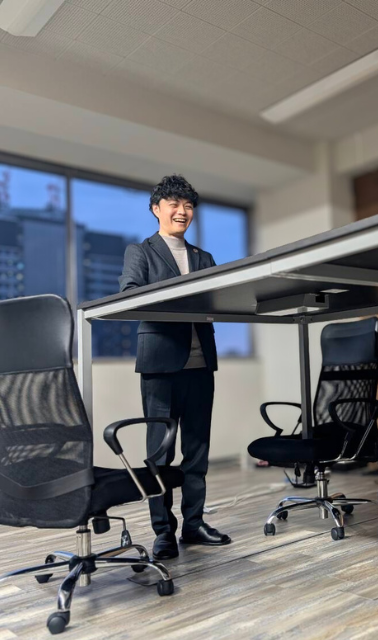 インタビュー記事用の写真を撮影する様子